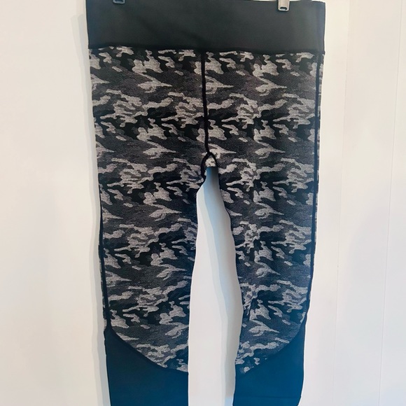 Nappy Tabs cropped camo blacked leggings - Picture 2 of 4
